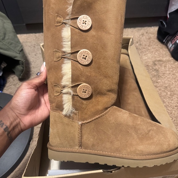 UGG Bailey Button - Picture 3 of 7